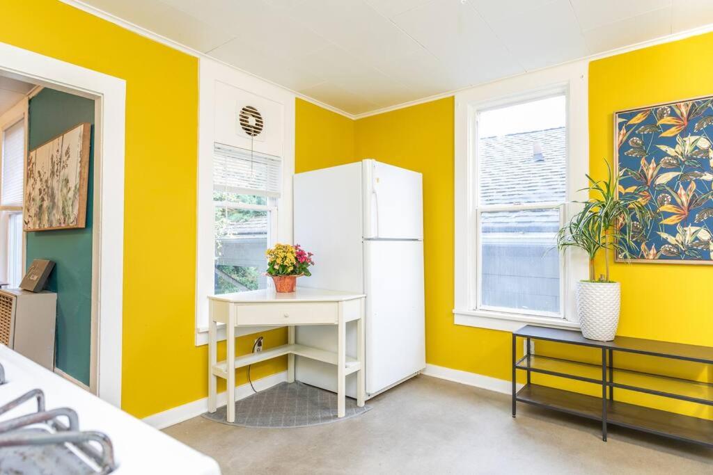 Large funky 2 or 3 bedroom unit in prime location - Housity