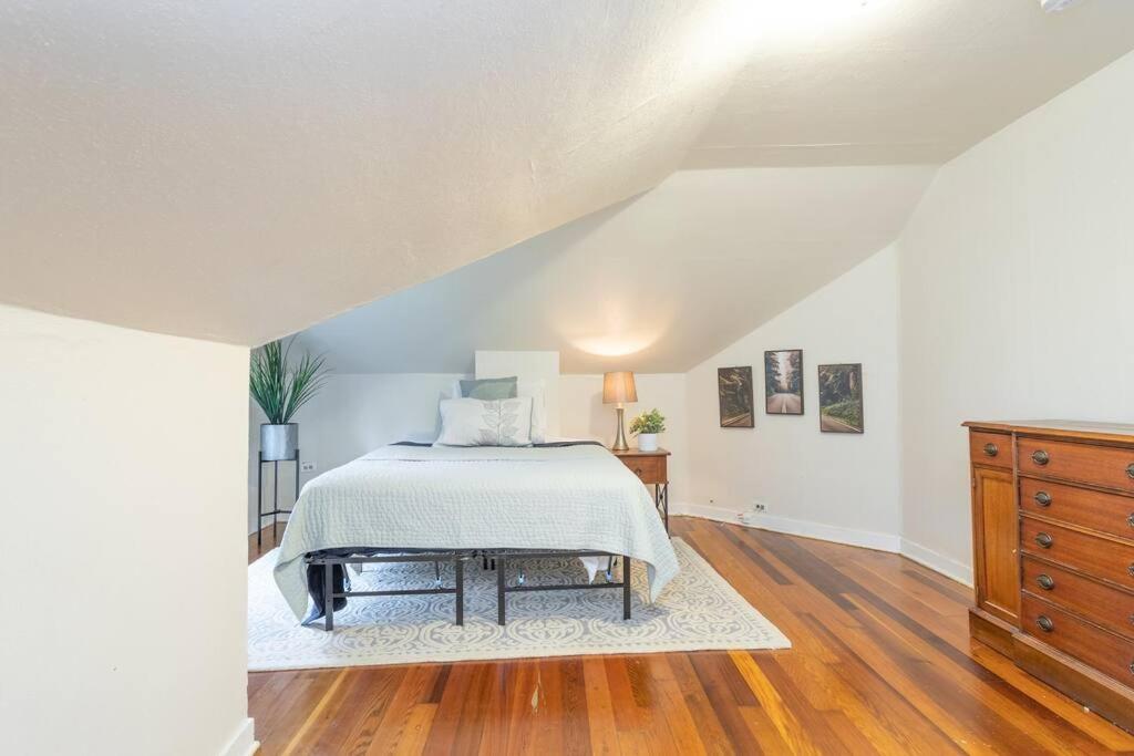 Large funky 2 or 3 bedroom unit in prime location - Housity
