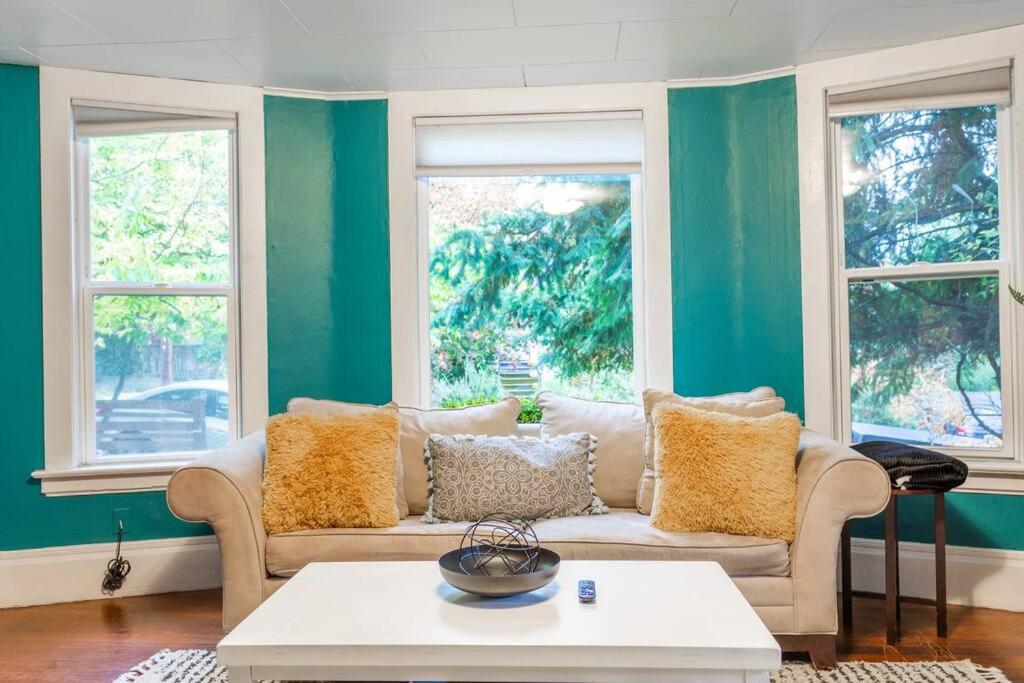 Large funky 2 or 3 bedroom unit in prime location - Housity