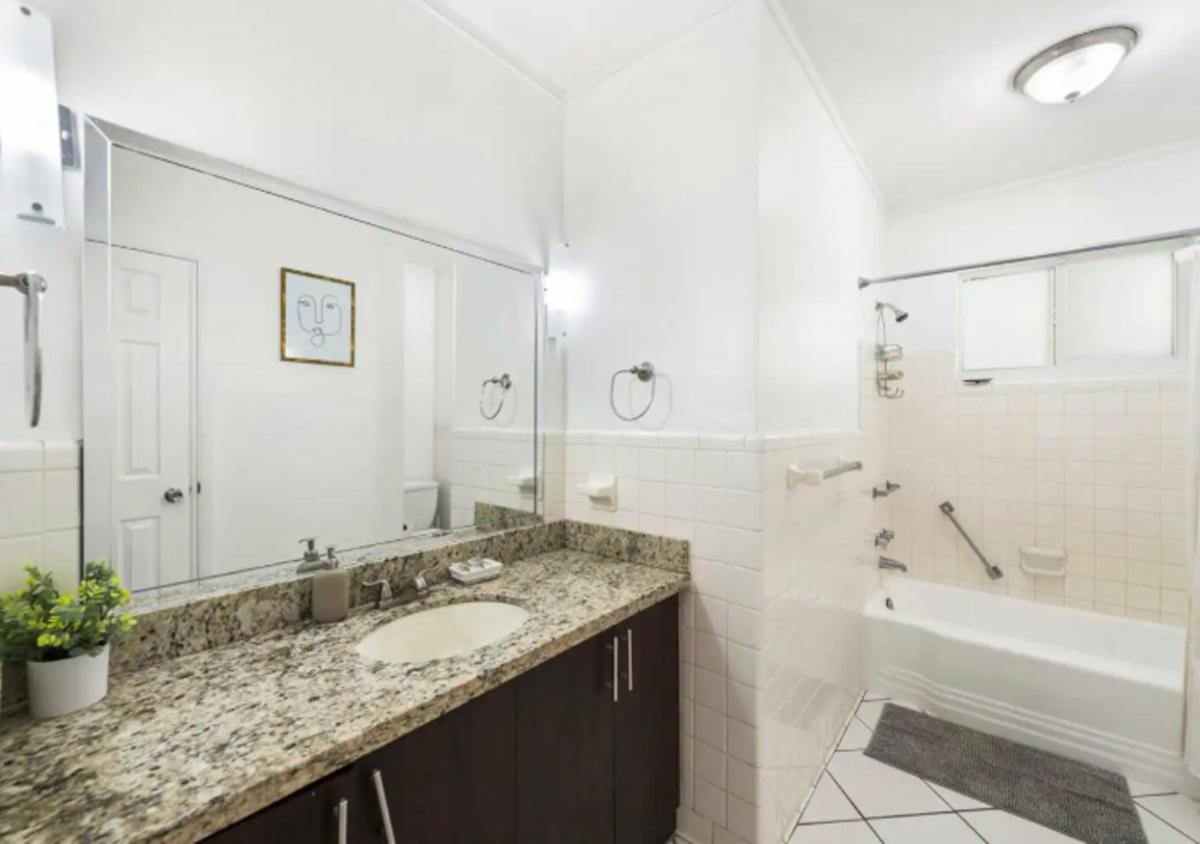 Cozy Family House Close to Biscayne Park W/Pool - Housity