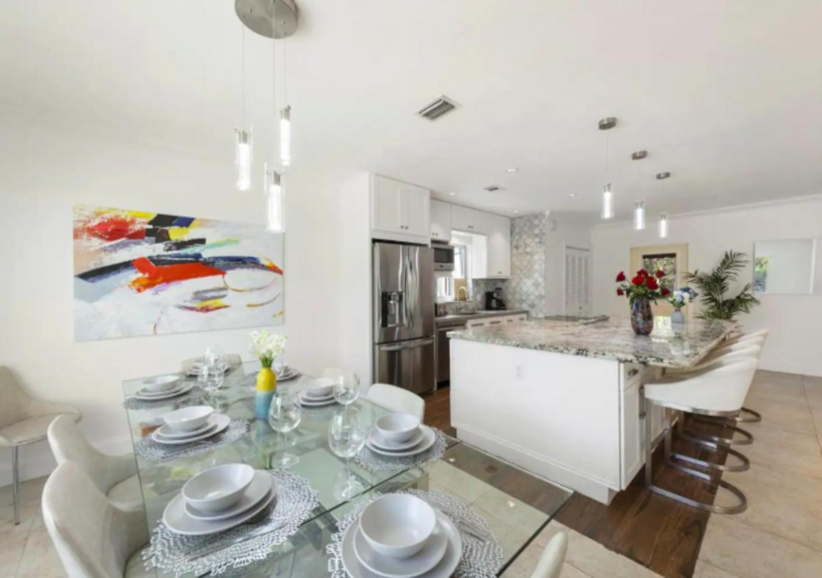 Cozy Family House Close to Biscayne Park W/Pool - Housity