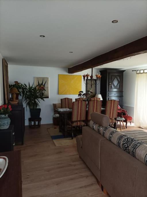 Chaumière avec sa toiture recouverte de chaume !!! - Housity