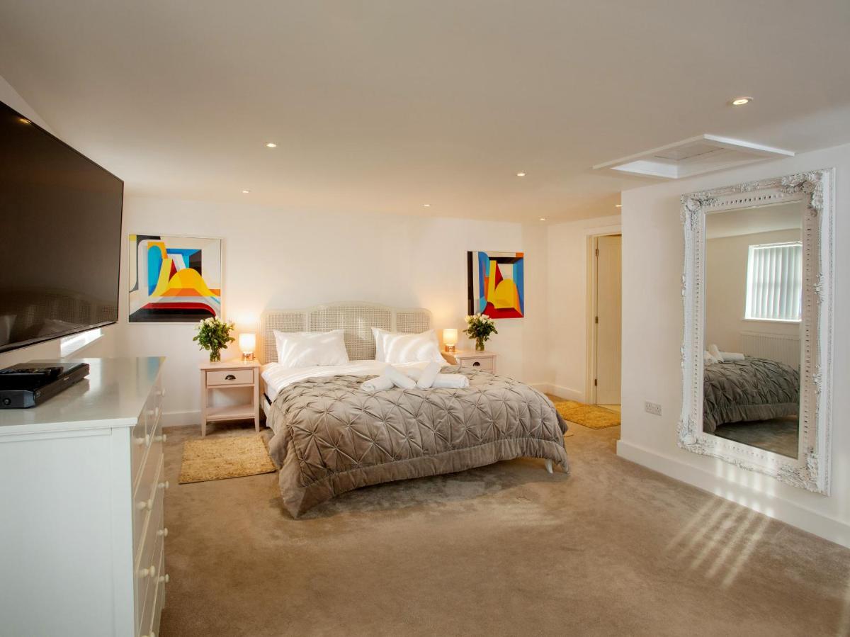 New Detached 3 Bed Luxe House on Exclusive Private Estate Close to Coast . Sleeps 6 - Housity