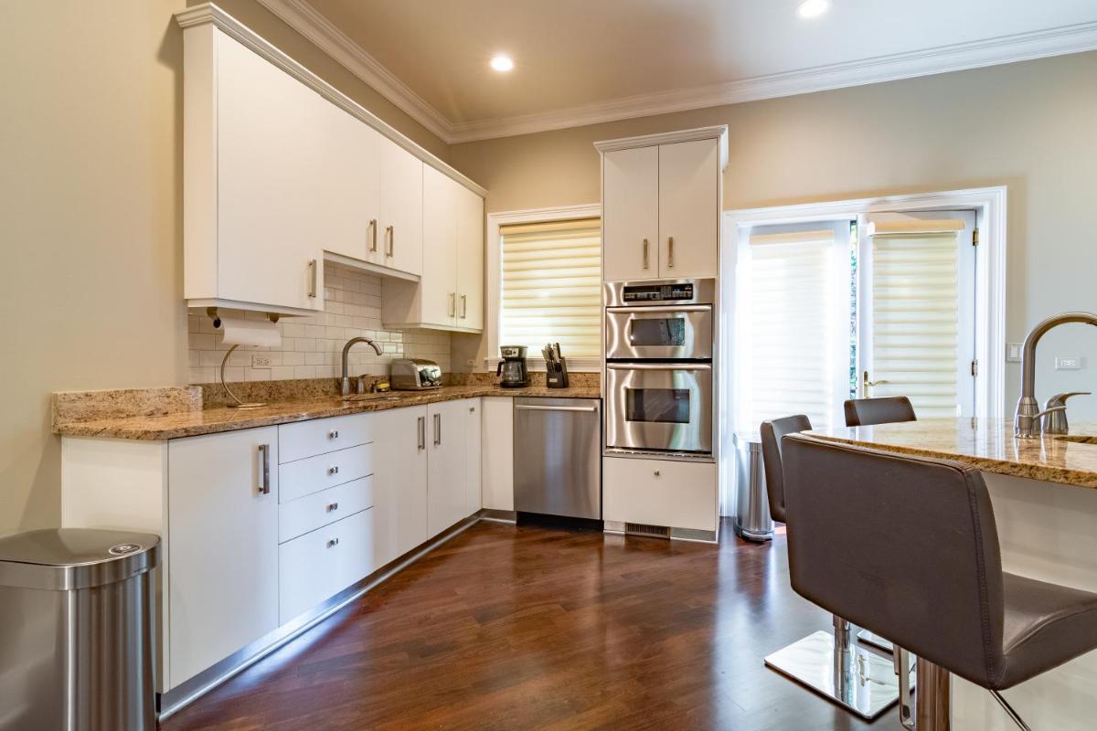 Luxurious Gold Coast villa with parking for up to 12 guests - Housity