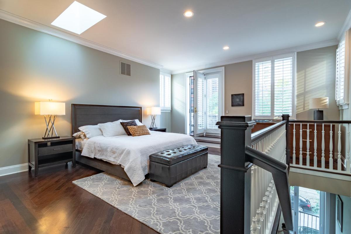 Luxurious Gold Coast villa with parking for up to 12 guests - Housity