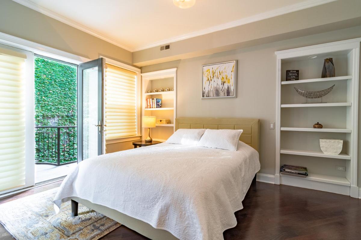 Luxurious Gold Coast villa with parking for up to 12 guests - Housity