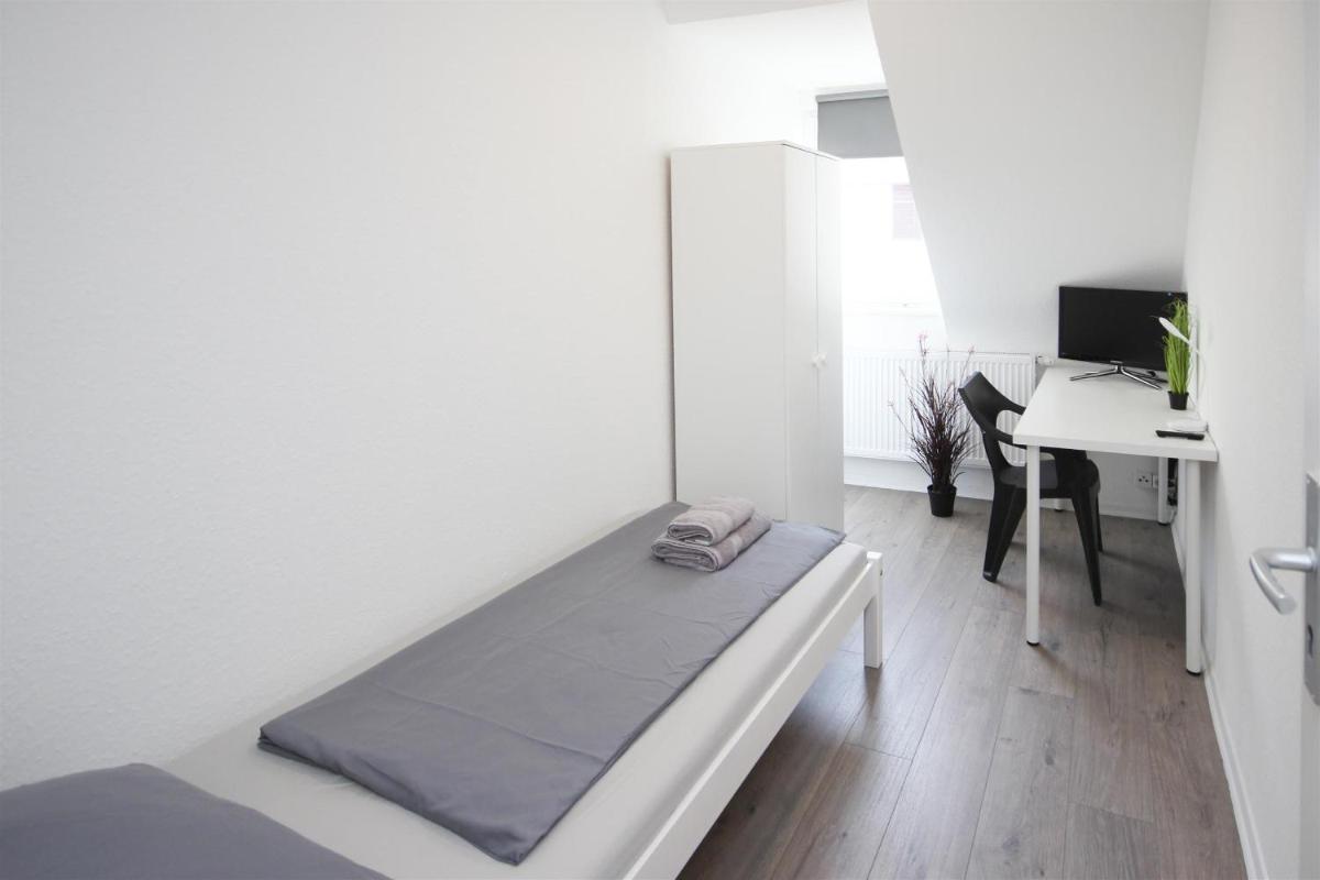 ALFA 2 Zimmer Apartment Mitarbeiter Monteure nahe Daimler Küche Netflix INET WM - Housity