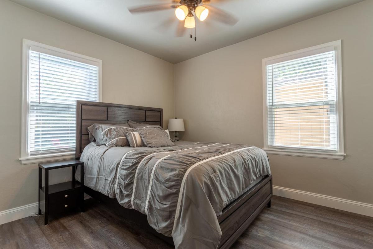 Cozy Guest House Near Downtown - Housity