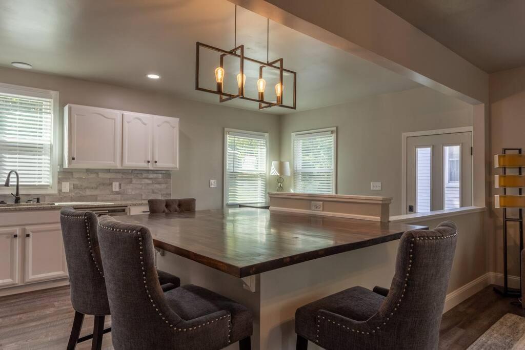 Cozy Guest House Near Downtown - Housity
