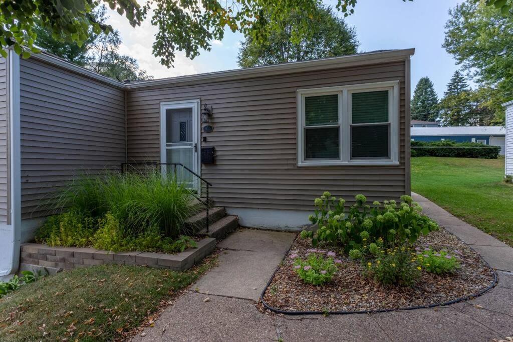 Cozy Guest House Near Downtown - Housity