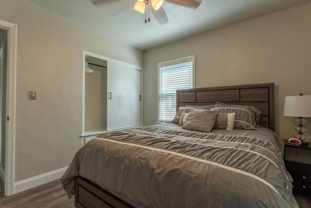 Cozy Guest House Near Downtown - Housity