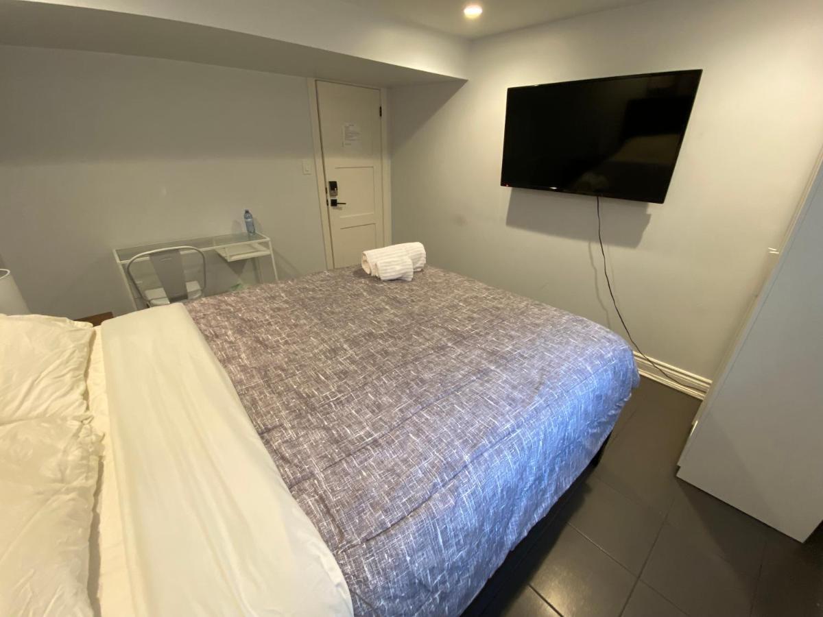 Yonge and Finch Subway !S Spacious and Modern Private Bd with Shared Bathroom - Housity