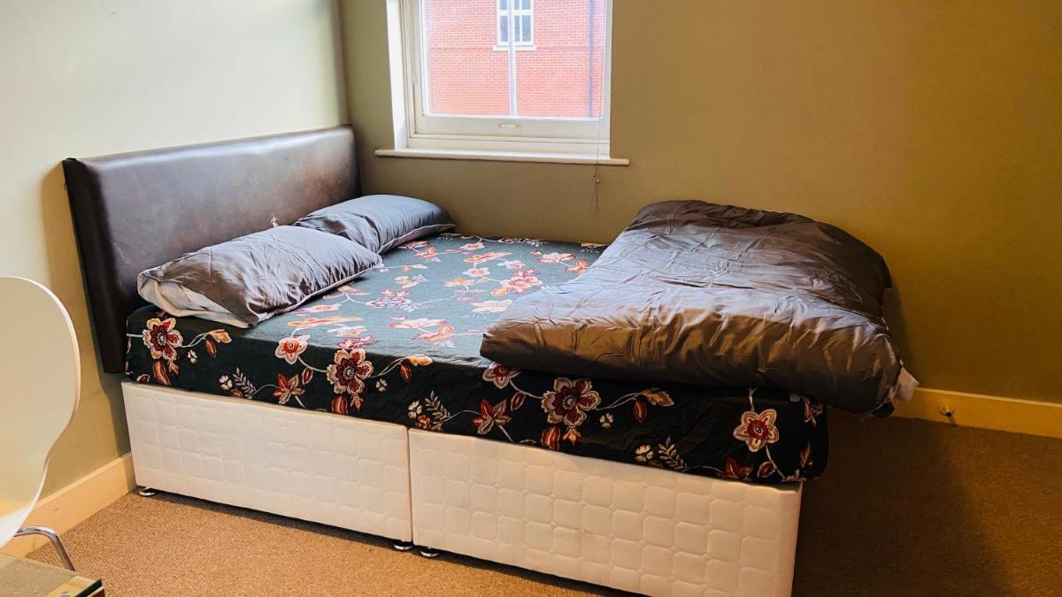 Big Private Room with Ensuite Bathroom in Town Center - Housity