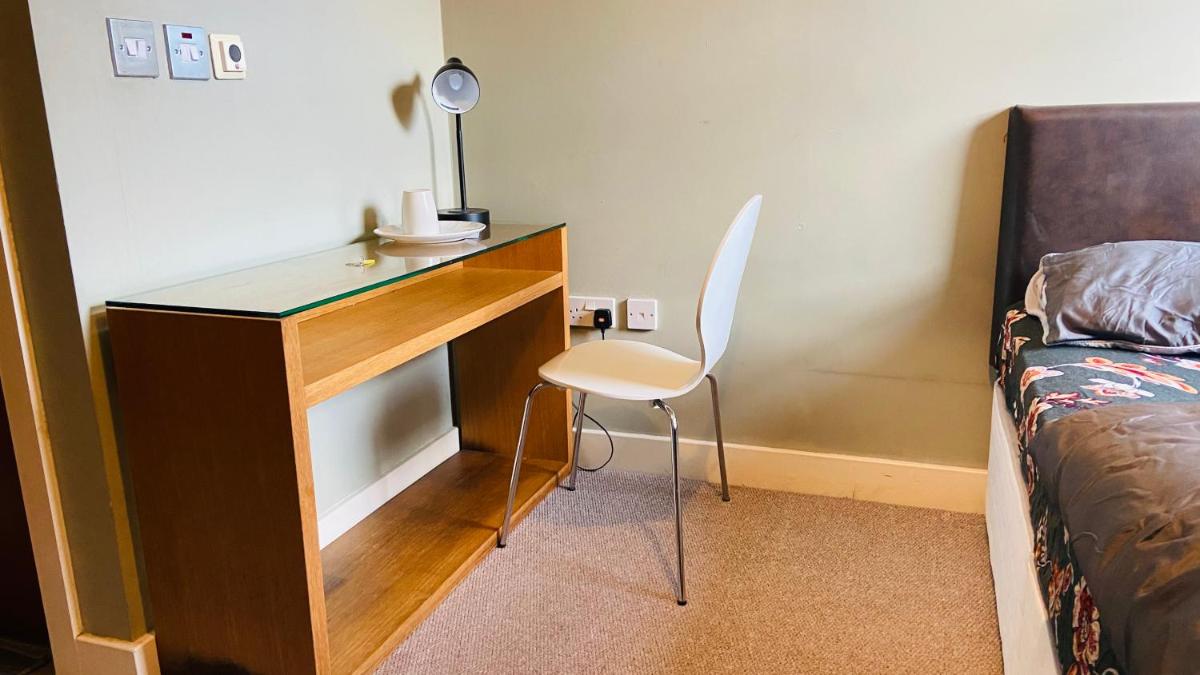 Big Private Room with Ensuite Bathroom in Town Center - Housity