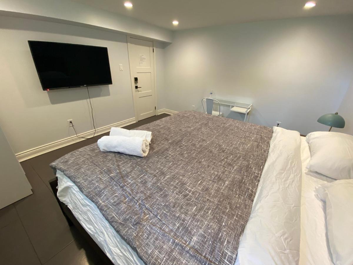 Yonge and Finch Subway !T Spacious and Modern Private Bdr with Shared Bathroom - Housity