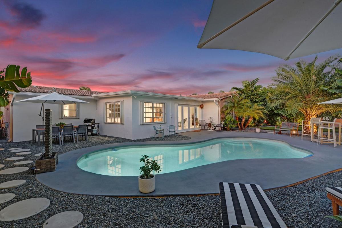 Stylish Luxury Tropical Junior Suite - Housity