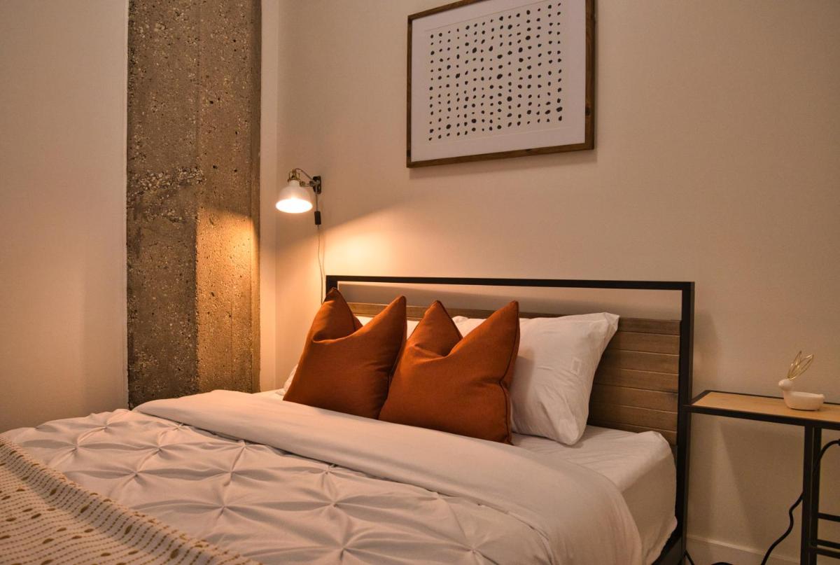 McCormick Place beautiful 3br-2b that sleeps 8 guests with Patio, skyline view, Optional Parking and Gym access - Housity