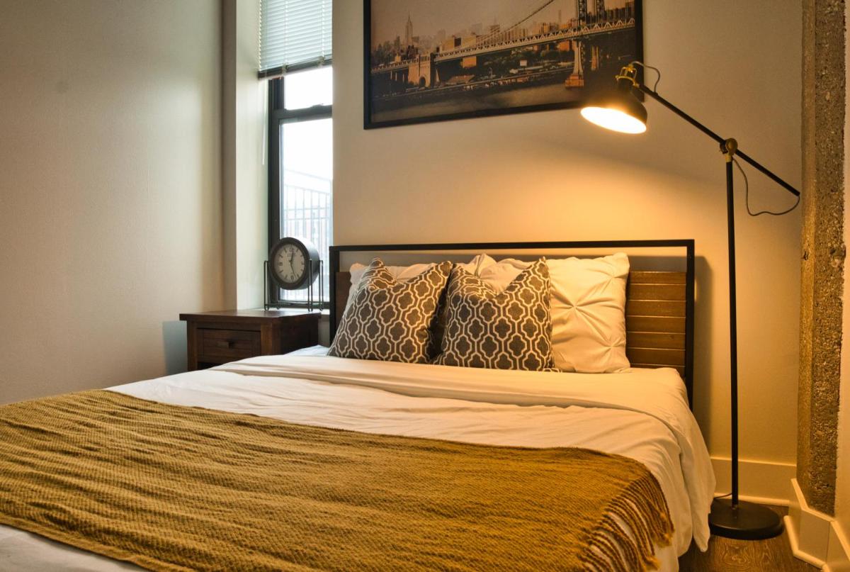 McCormick Place beautiful 3br-2b that sleeps 8 guests with Patio, skyline view, Optional Parking and Gym access - Housity