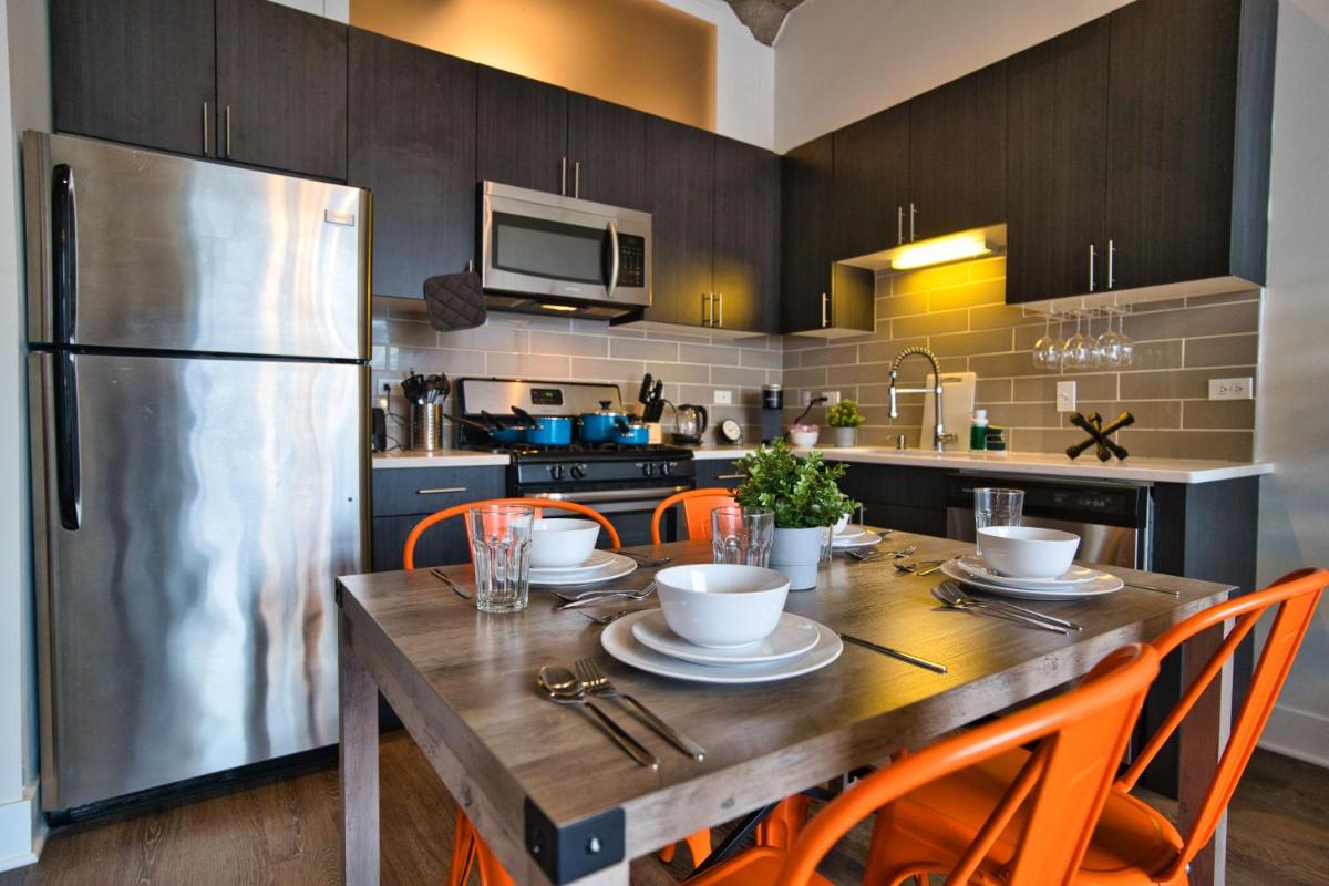 McCormick Place beautiful 3br-2b that sleeps 8 guests with Patio, skyline view, Optional Parking and Gym access - Housity