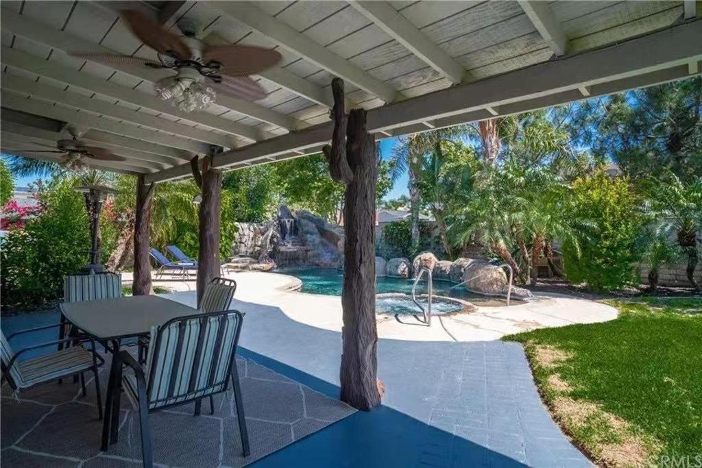 Cozy room with swimming pool - Housity
