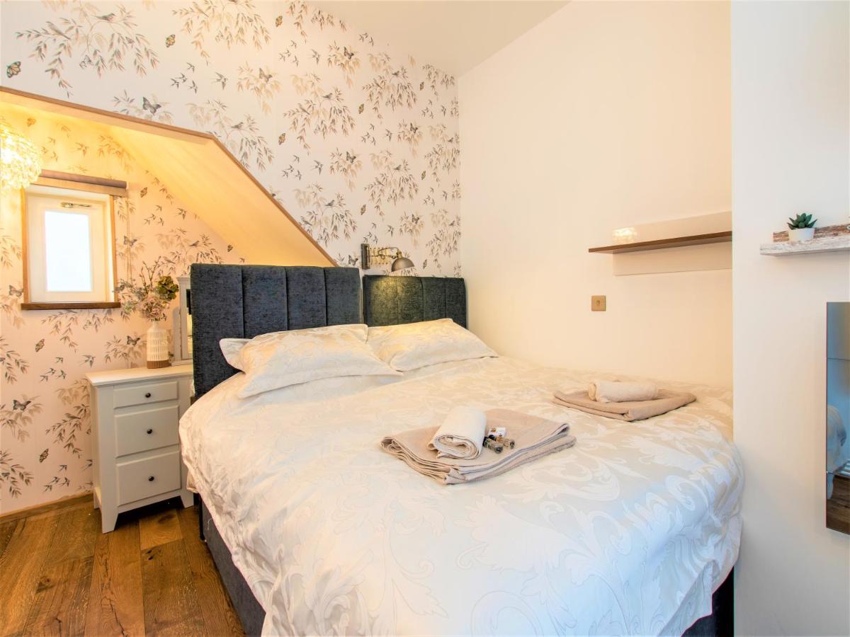 The Shiny Pebble, 5* ground floor.Coastal retreat. - Housity