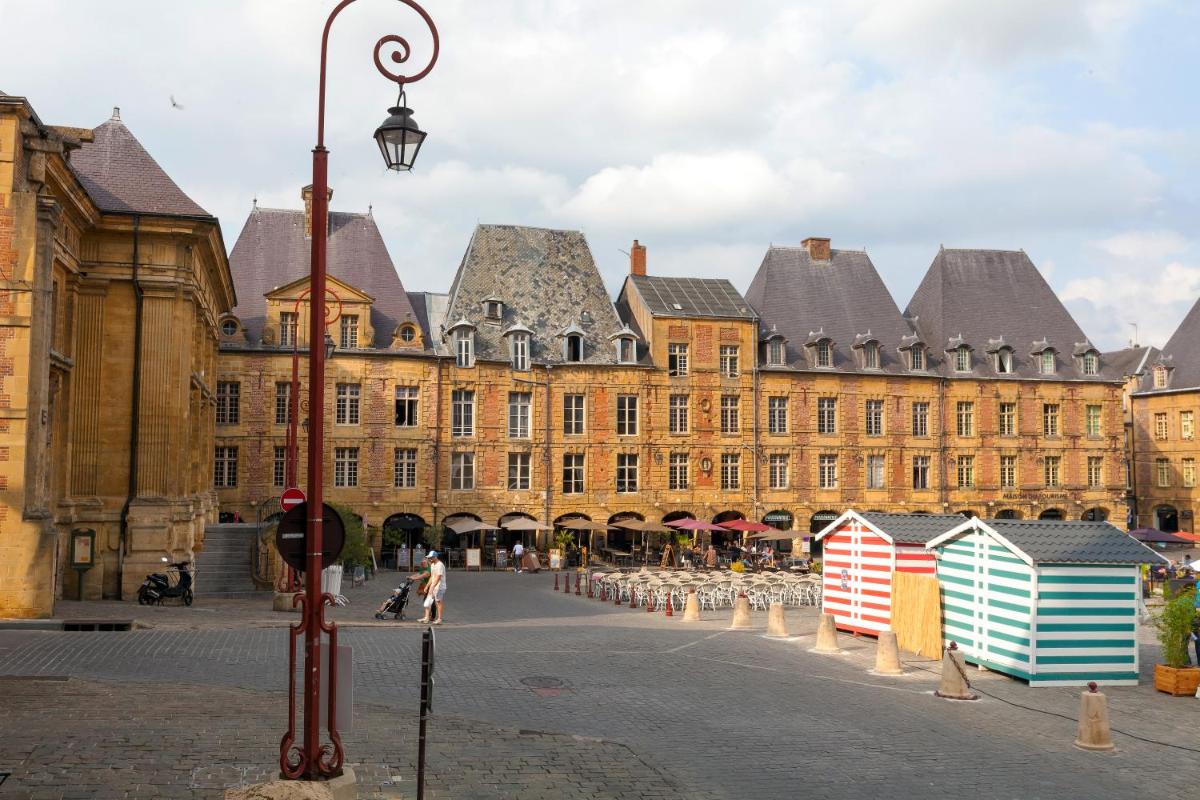 Charleville-Mézières: belle vue Place Ducale - Housity