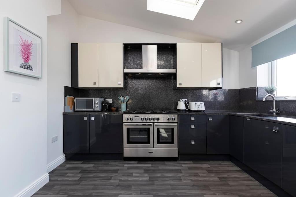 Auckland View - a comfy & spacious 4bed with views - Housity