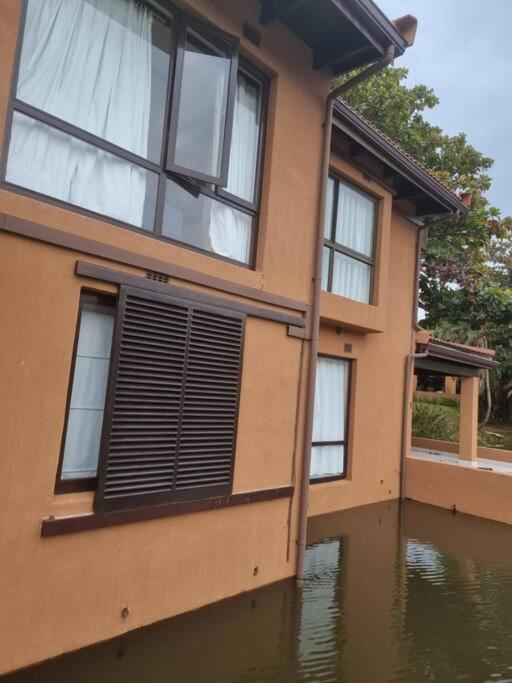 STUNNING LAKESIDE VILLA IN GOLF ESTATE - Housity
