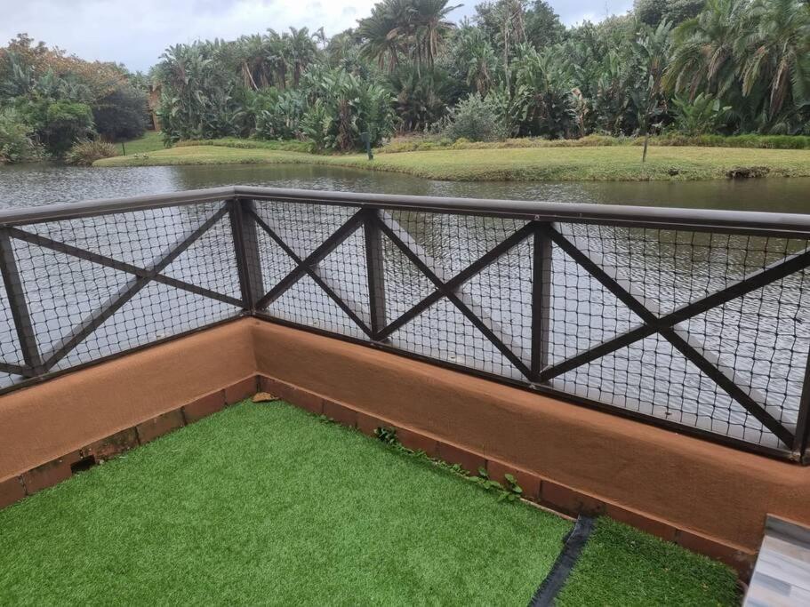 STUNNING LAKESIDE VILLA IN GOLF ESTATE - Housity