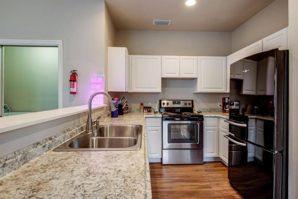 Suitetrails - Spacious & Comfortable 3 Bedroom Home with Garage
