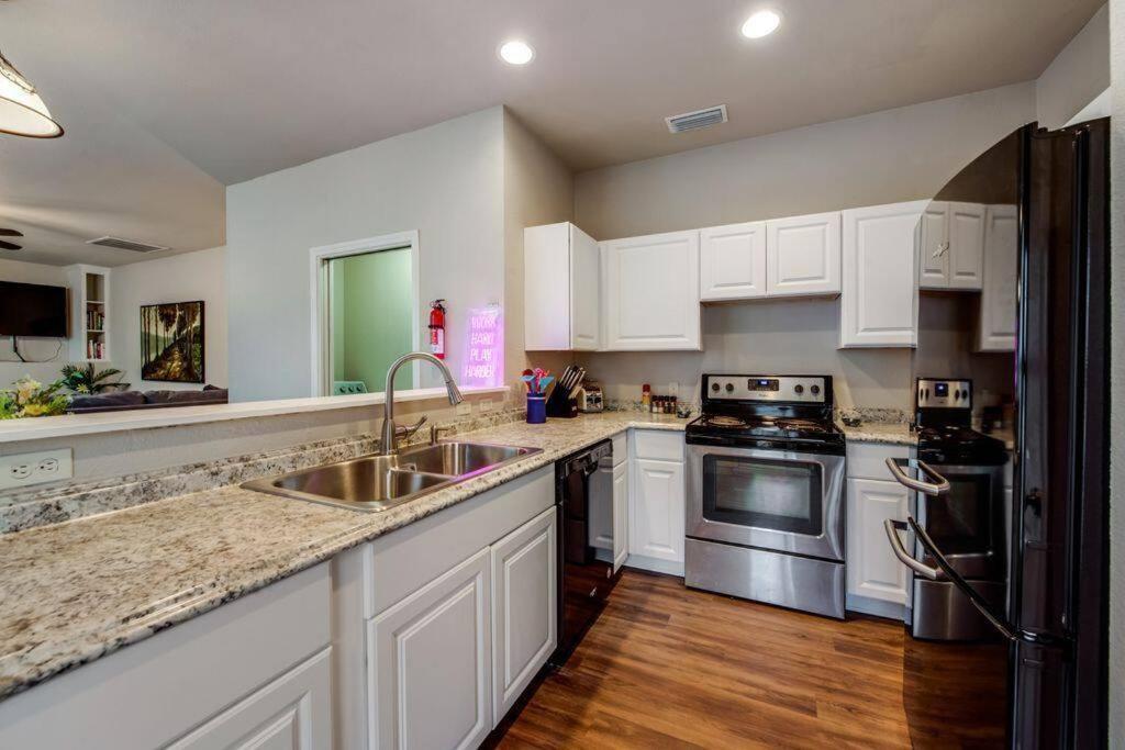 Suitetrails - Spacious & Comfortable 3 Bedroom Home with Garage
