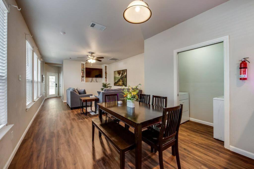 Suitetrails - Spacious & Comfortable 3 Bedroom Home with Garage