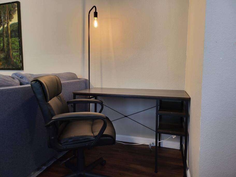 Suitetrails - Spacious & Comfortable 3 Bedroom Home with Garage
