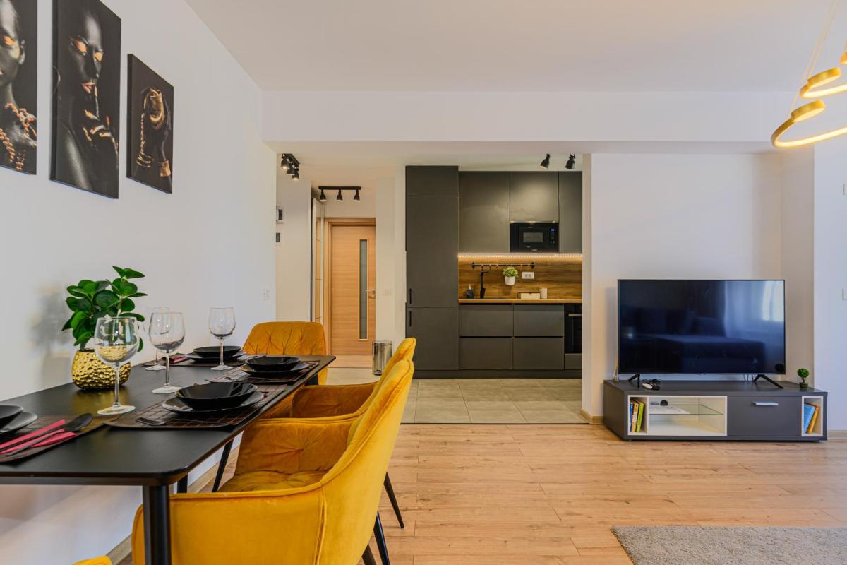 Happy Place with Mountain View - Housity
