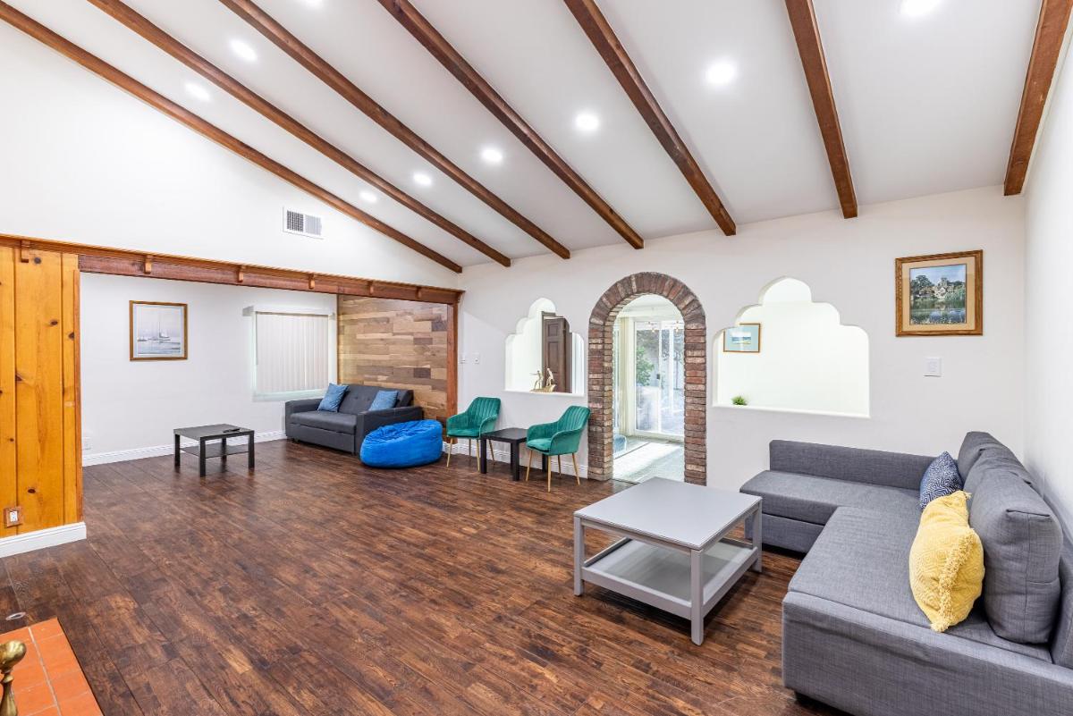 Spacious Home with Garden & Pool - Housity
