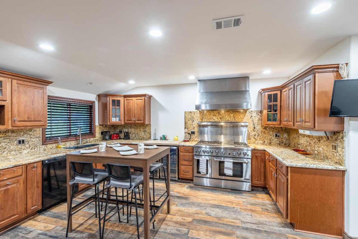 Spacious Home with Garden & Pool - Housity