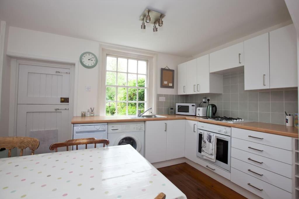 Quaker Cottage in historic Arundel - Housity