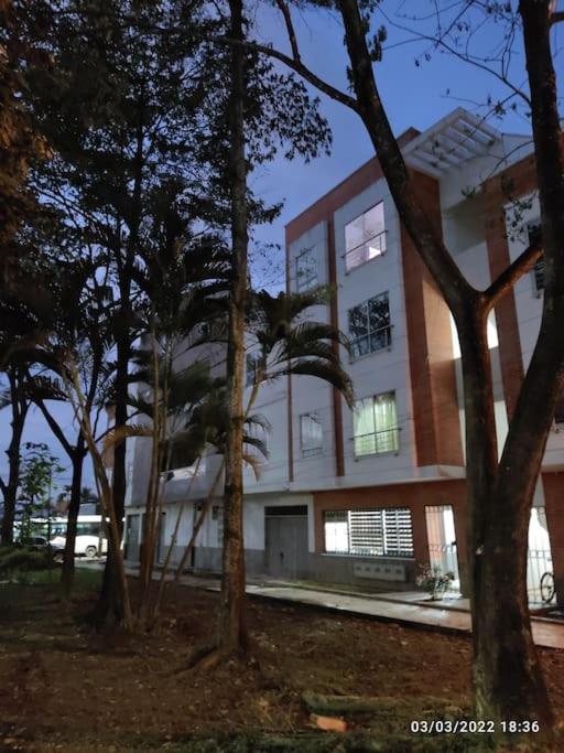 Suitetrails - Apartamento 401 sobrio, acogedor, cerca a todo y muy tranquilo.