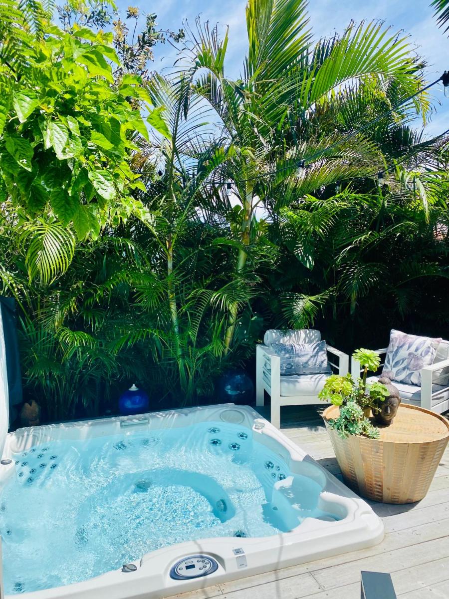Bondi Boho House Jacuzzi PoolSpa HolidayRento - Housity