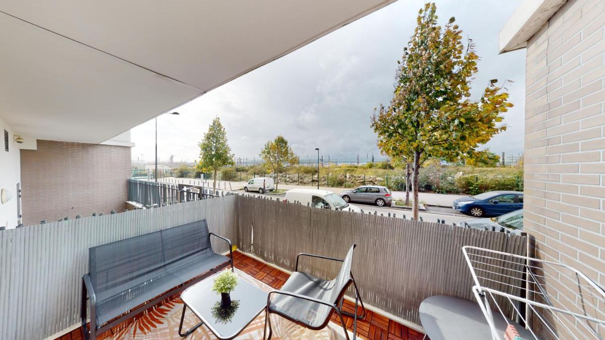 Live Like a Local Stylish 2BR with Balcony & Parking - Housity