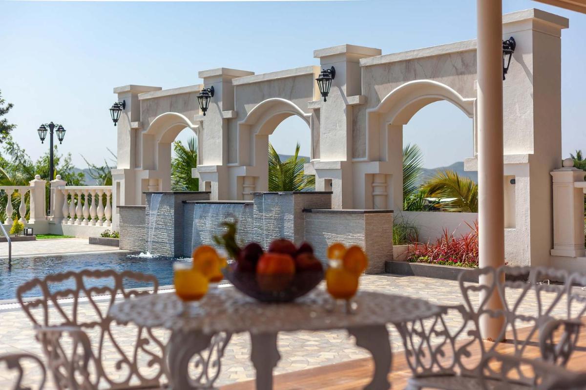 StayVista's Lake La Vie - Tranquil Lake-View Villa Amidst Farmland with Pool and Poolside Gazebo - Proximity to Sula - Hizvo