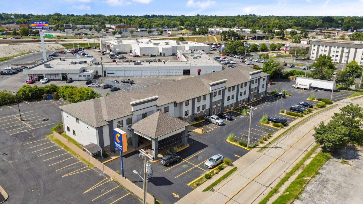 Comfort Inn & Suites St Louis-Hazelwood - Housity
