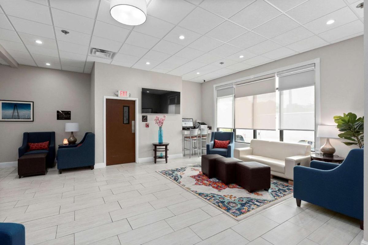 Comfort Inn & Suites St Louis-Hazelwood - Housity