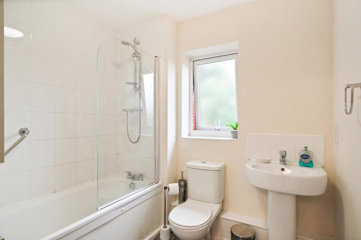 Spacious Modern Flat with Free Parking by Xenox Property Group - Housity