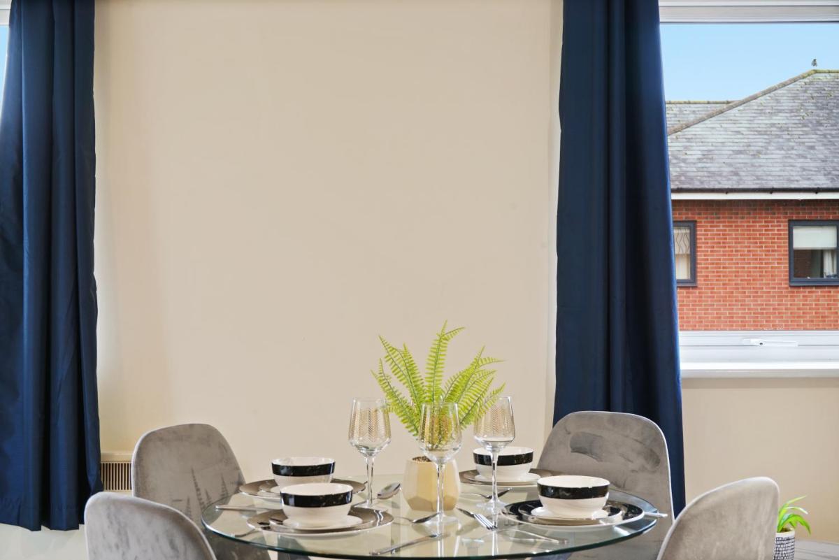 Spacious Modern Flat with Free Parking by Xenox Property Group - Housity