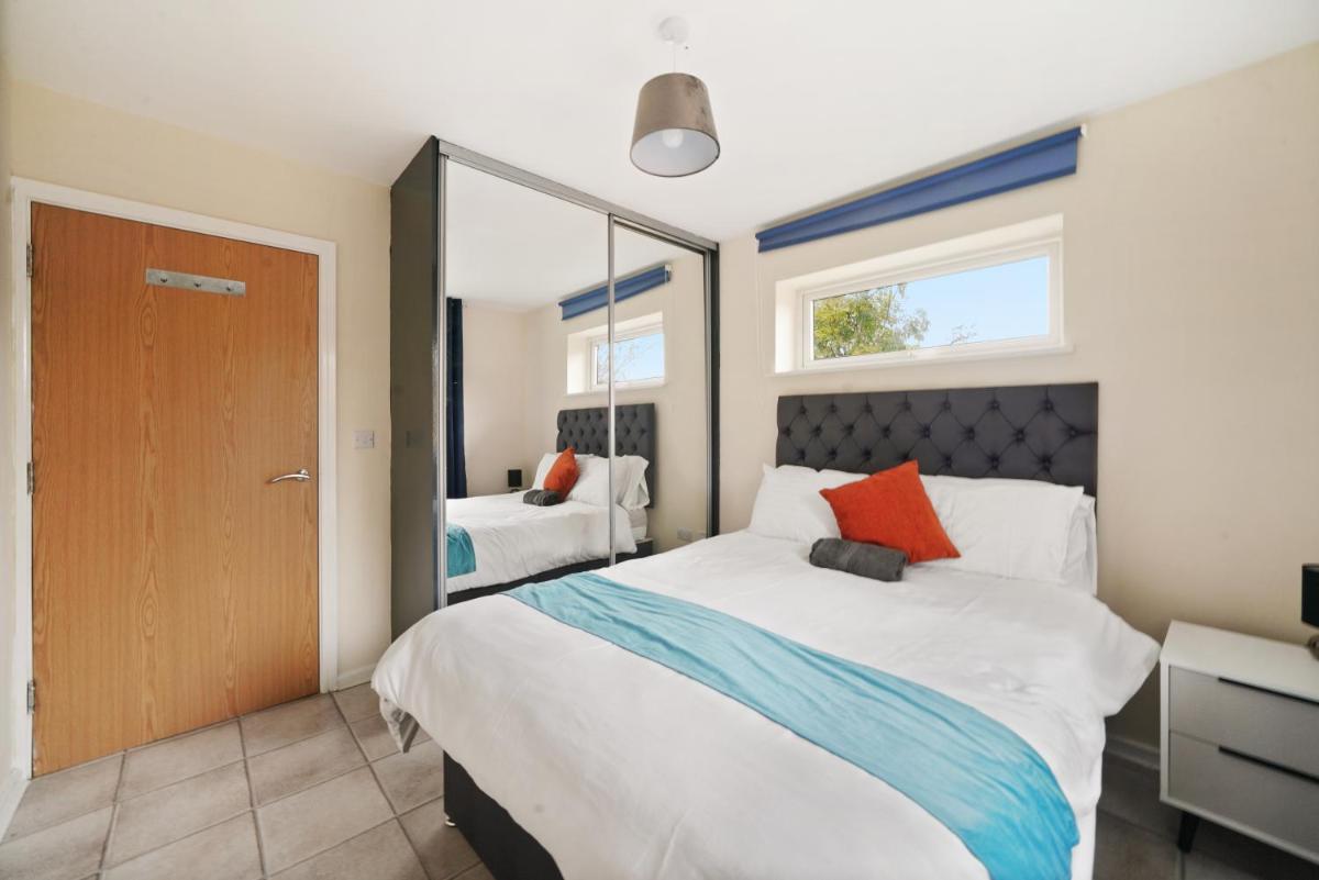 Spacious Modern Flat with Free Parking by Xenox Property Group - Housity