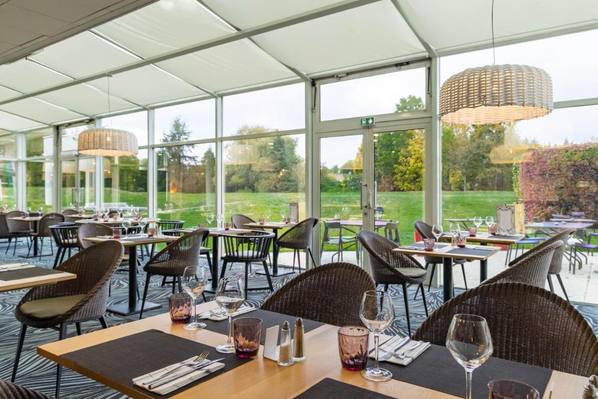 Restaurant ou autre lieu de restauration dans l'établissement Novotel Senart Golf De Greenparc