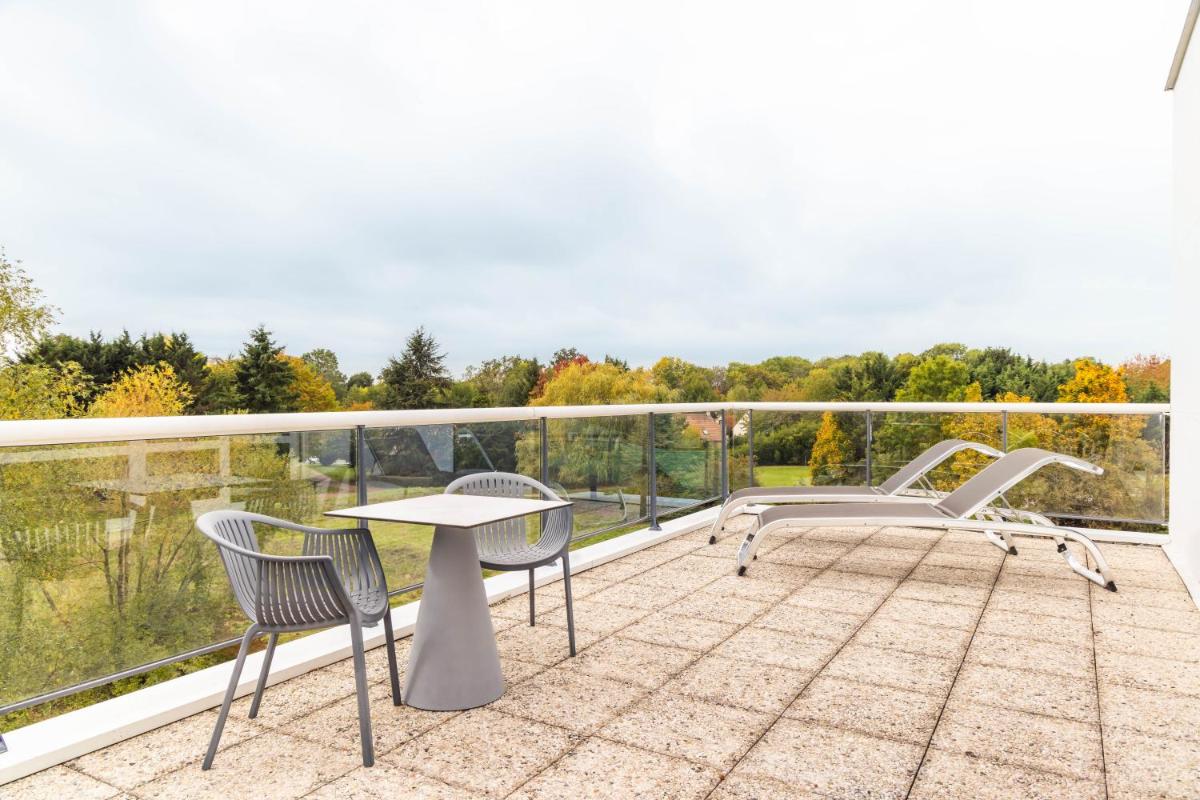 Balcon ou terrasse dans l'établissement Novotel Senart Golf De Greenparc