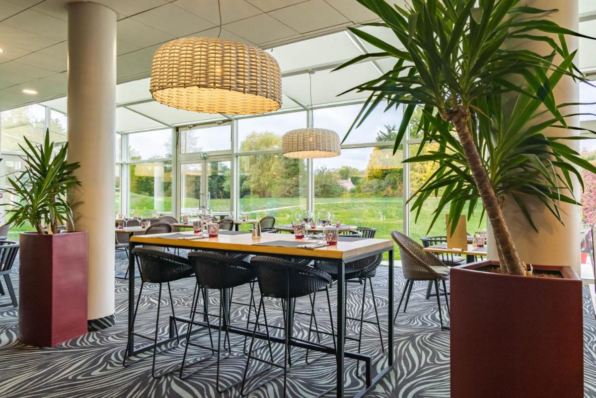 Restaurant ou autre lieu de restauration dans l'établissement Novotel Senart Golf De Greenparc