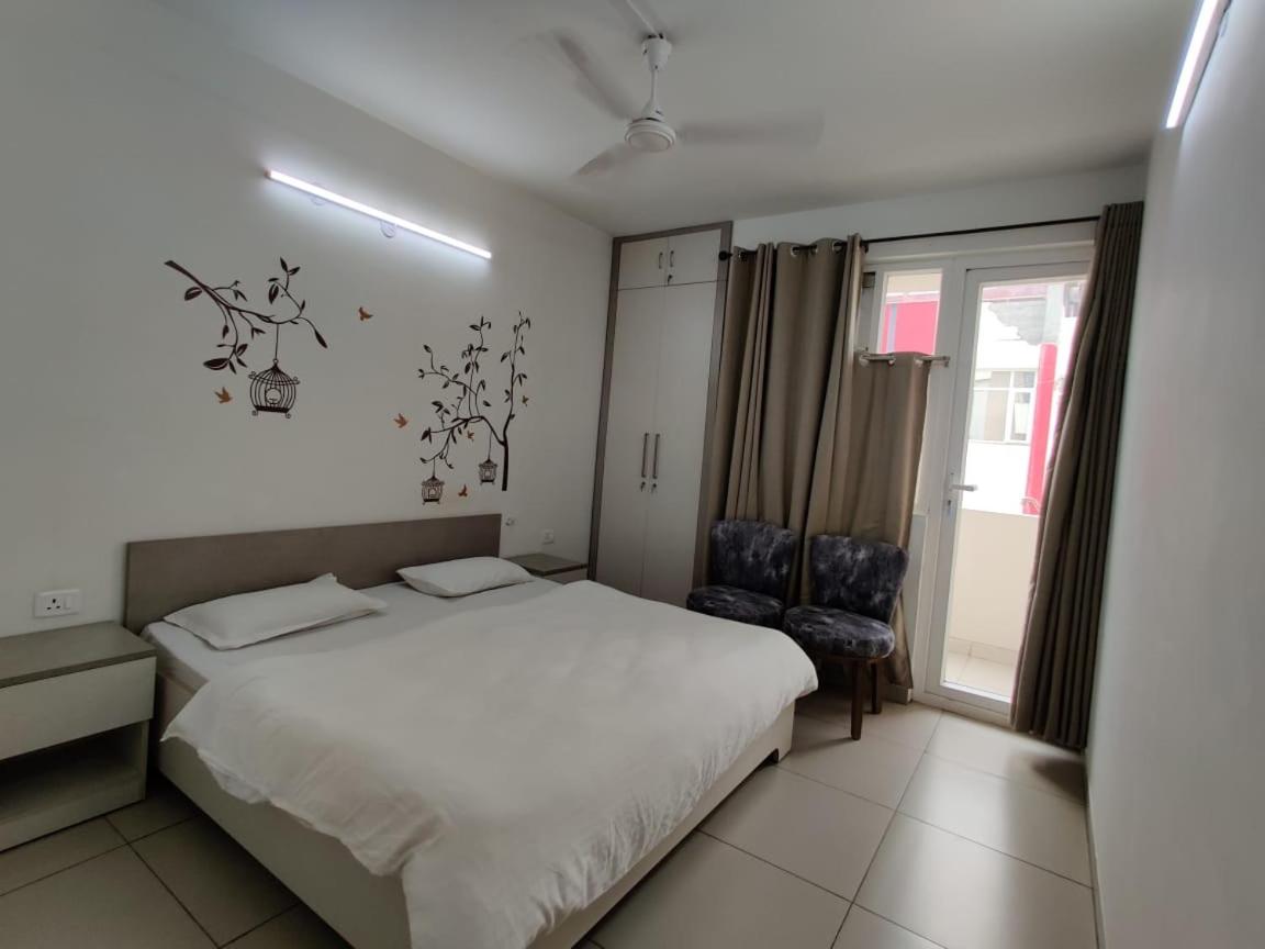 Suitetrails - FACULTY HOUSE- Cosy Lounge Near Expo Mart